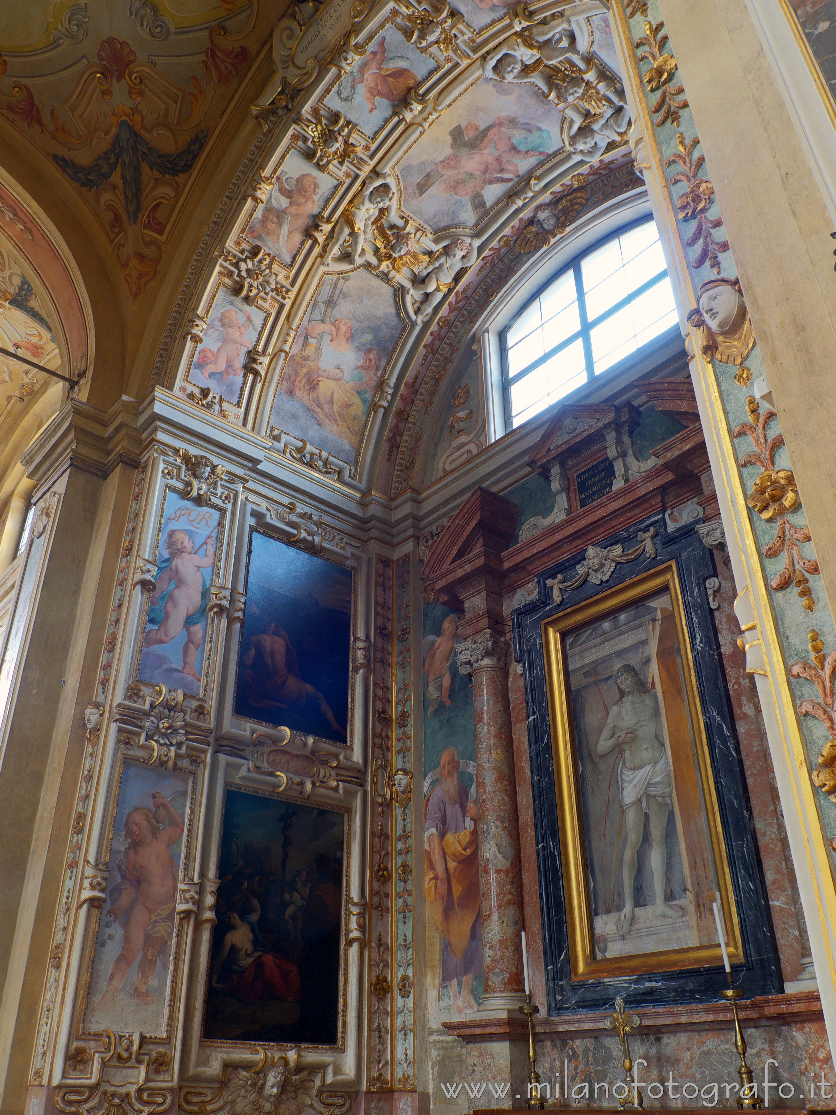 Vimercate (Monza e Brianza) - Vista di tre quarti sinistra della Cappella del Salvatore nel Santuario della Beata Vergine del Rosario